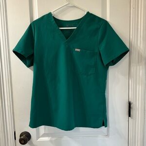 Figs casma scrub top